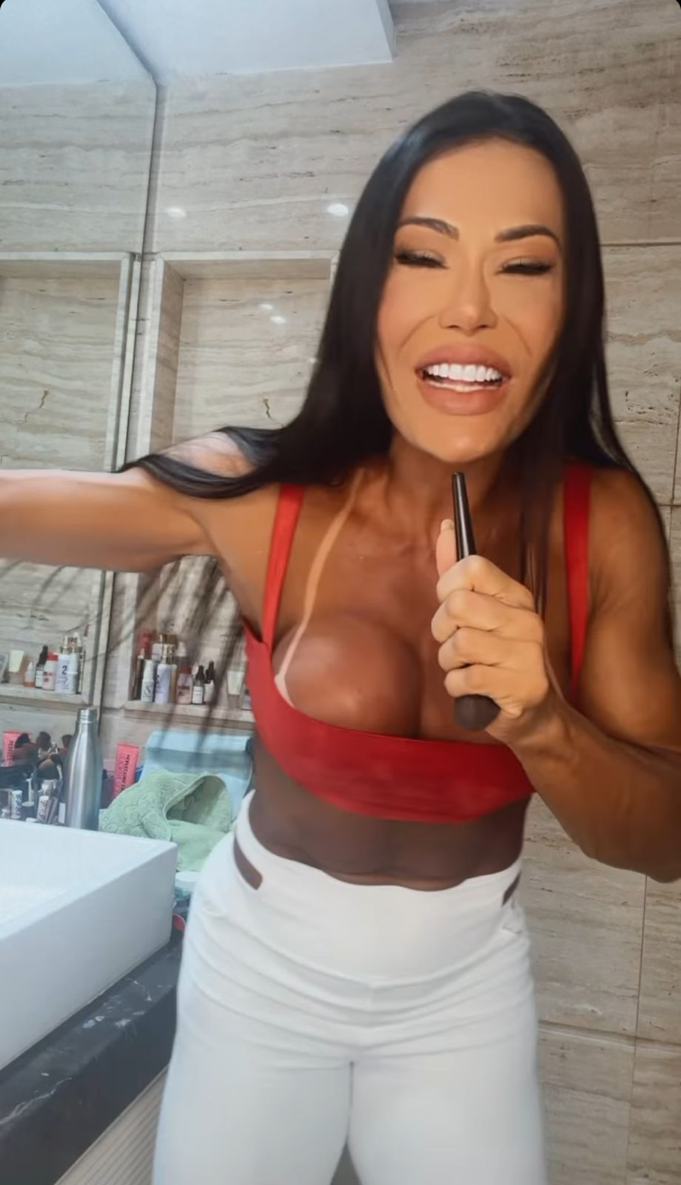 Gracyanne aparece dançando música de solteira e fãs apontam indireta pra Belo — Foto: Reprodução/Instagram