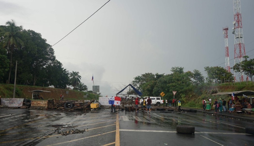 Bloqueio de rodovia na zona oeste da Cidade do Panamá — Foto: AFP