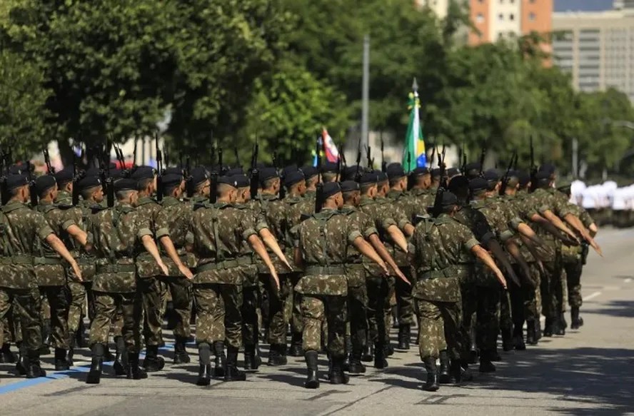 Militares do Exército marcham durante desfile do 7 de setembro