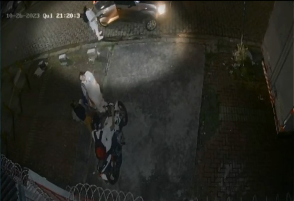 Estudante é flagrada por câmeras de segurança no momento em que entra em carro de aplicativo, às 21h20 de quinta-feira — Foto: Reprodução