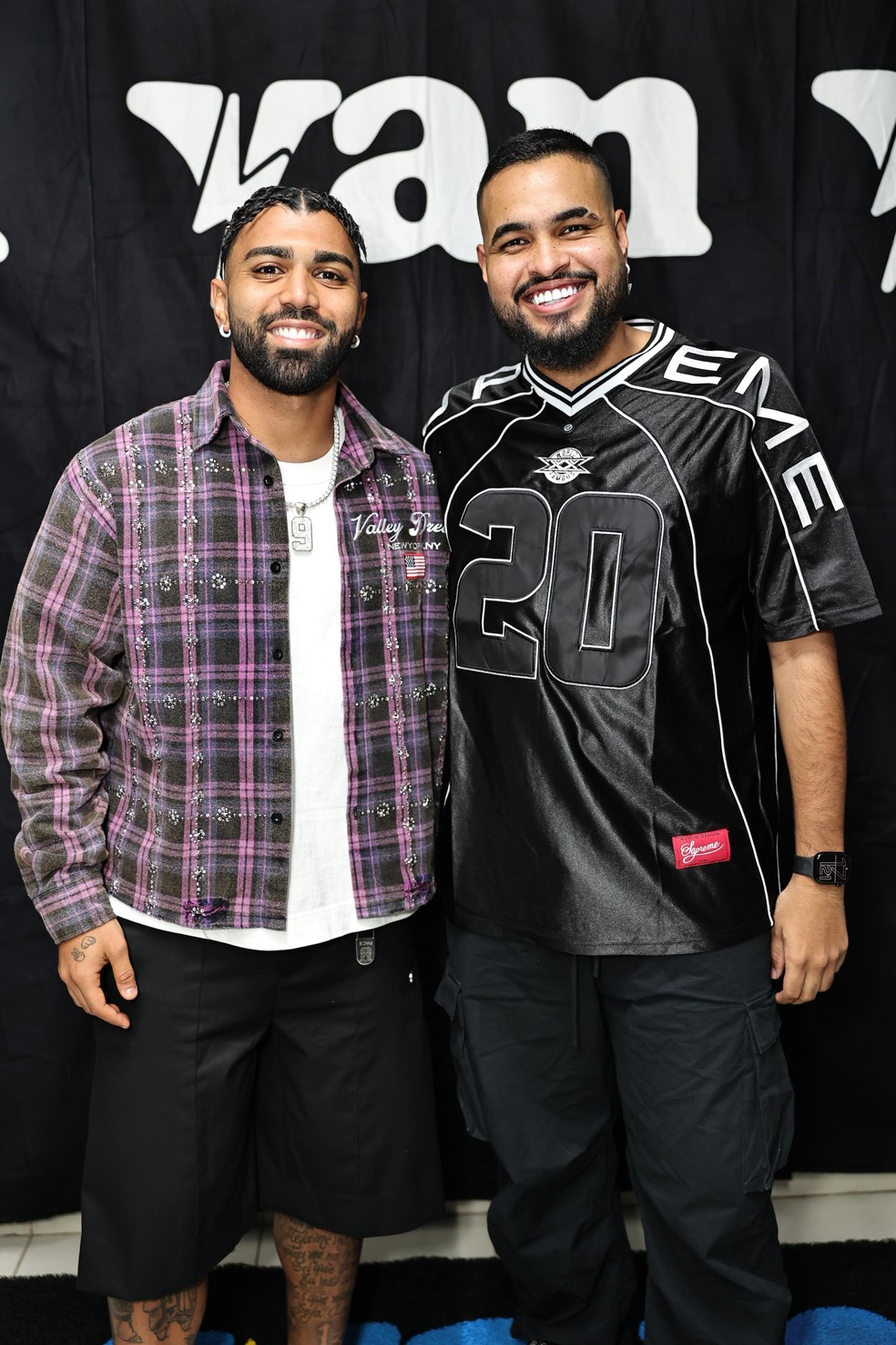 Gabigol prestigia amigo, Yan, em show de pagode — Foto: Cadu Andrade/Divulgação