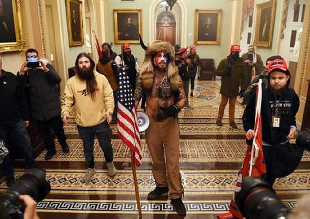 'Xamã' que invadiu o Capitólio é libertado por ordem de Trump