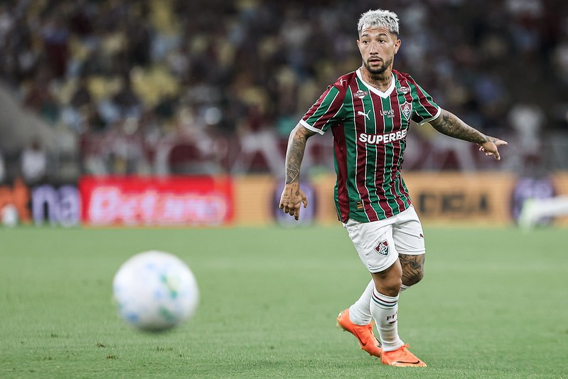 Lucho Acosta, do Fluminense, vira alvo de investigação da CBF por possível manipulação em cartão amarelo; jogador nega