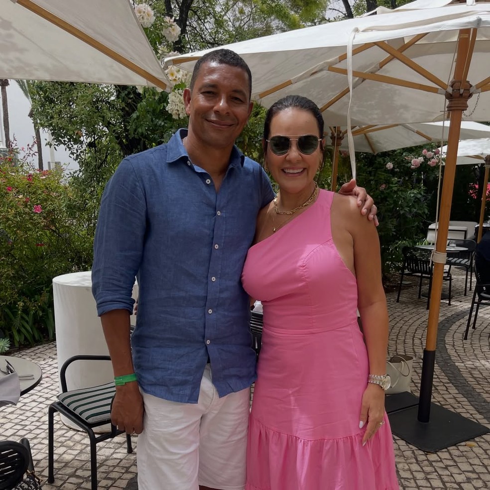 Na geração do penta, Janaína Silva, mulher do volante Gilberto Silva, acompanhou o marido por toda a carreira europeia e hoje cuida dos negócios da família em Lagoa da Prata, cidade natal do ex-jogador em Minas Gerais. Eles estão juntos há mais de 20 anos. — Foto: Instagram/reprodução