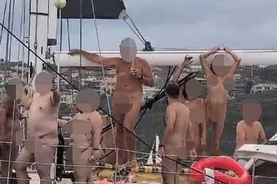 Iate com naturistas cruza a costa de Sydney, Austrália