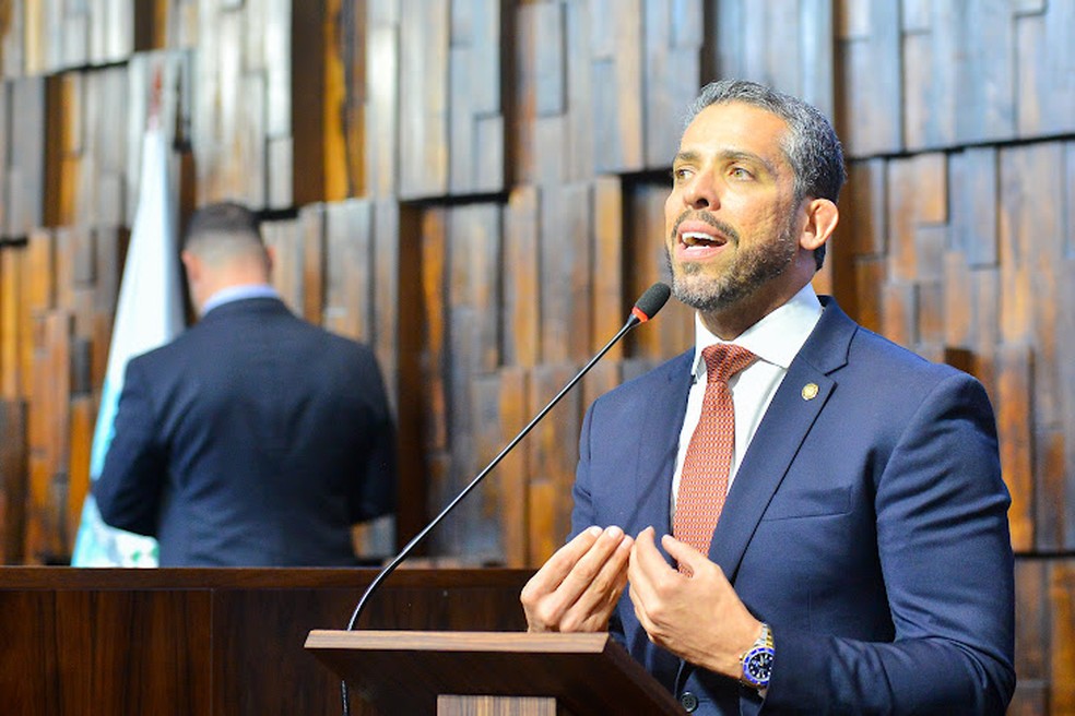 Deputado Rodrigo Amorim (União) discursa na Alerj — Foto: Alex Ramos e Octacílio Barbosa