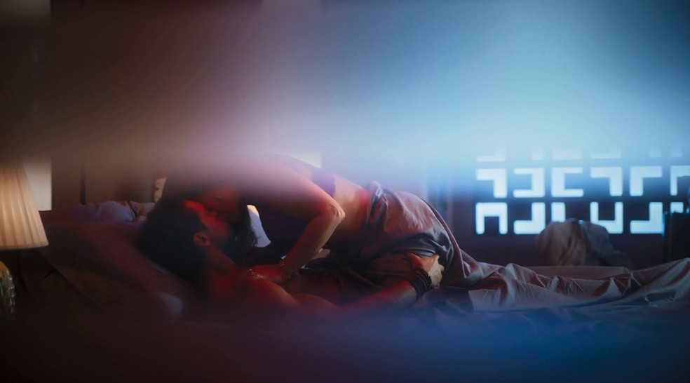 Irene e Vinícius em 'Terra e paixão' — Foto: Reprodução/ Globoplay