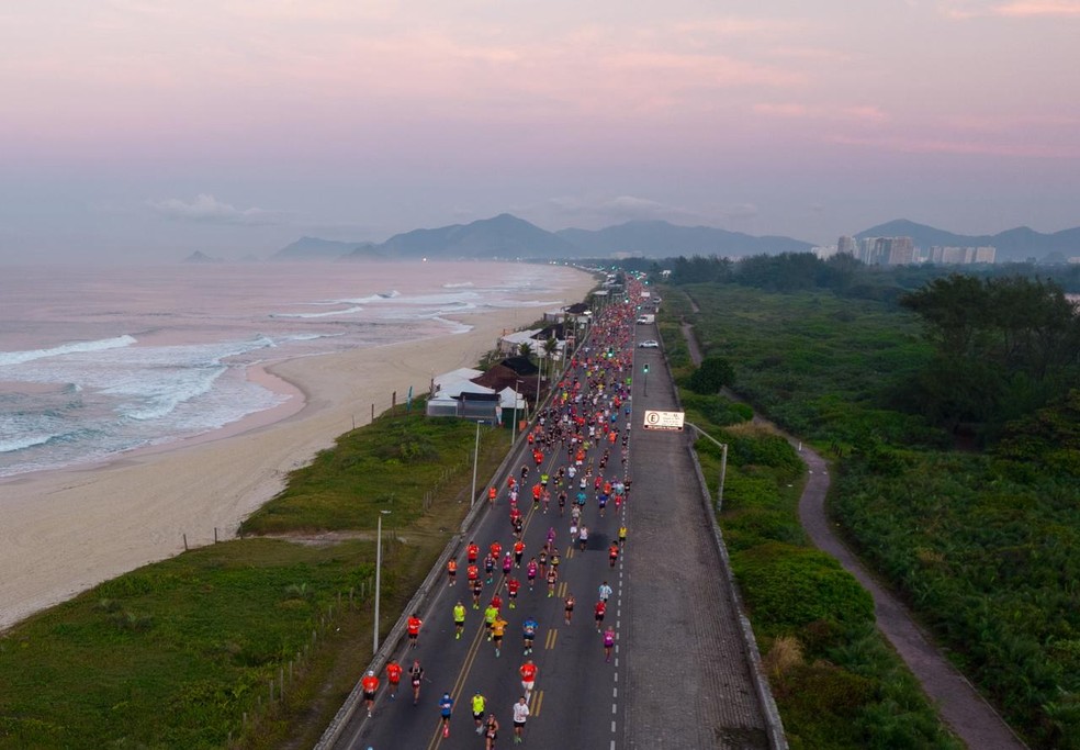 Corredores da Maratona do Rio enfrentaram segunda menor temperatura do ano na cidade — Foto: Márcia Foletto / Agência O Globo