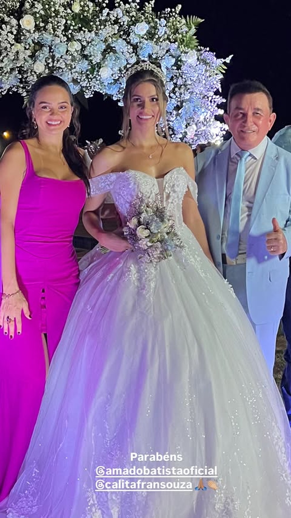 Amado e a noiva com a cantora Fabiana Gomes — Foto: reprodução/ instagram