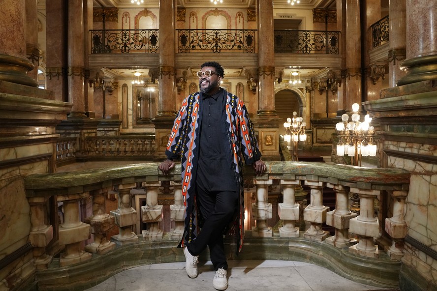 Nego Álvaro marca seus 10 anos de carreira solo no Theatro Municipal