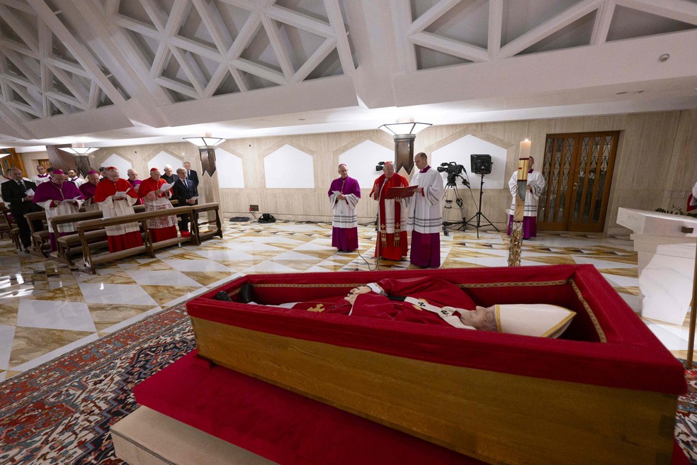 Vaticano divulga as primeiras imagens do corpo de Papa Francisco no caixão — Foto: AFP
