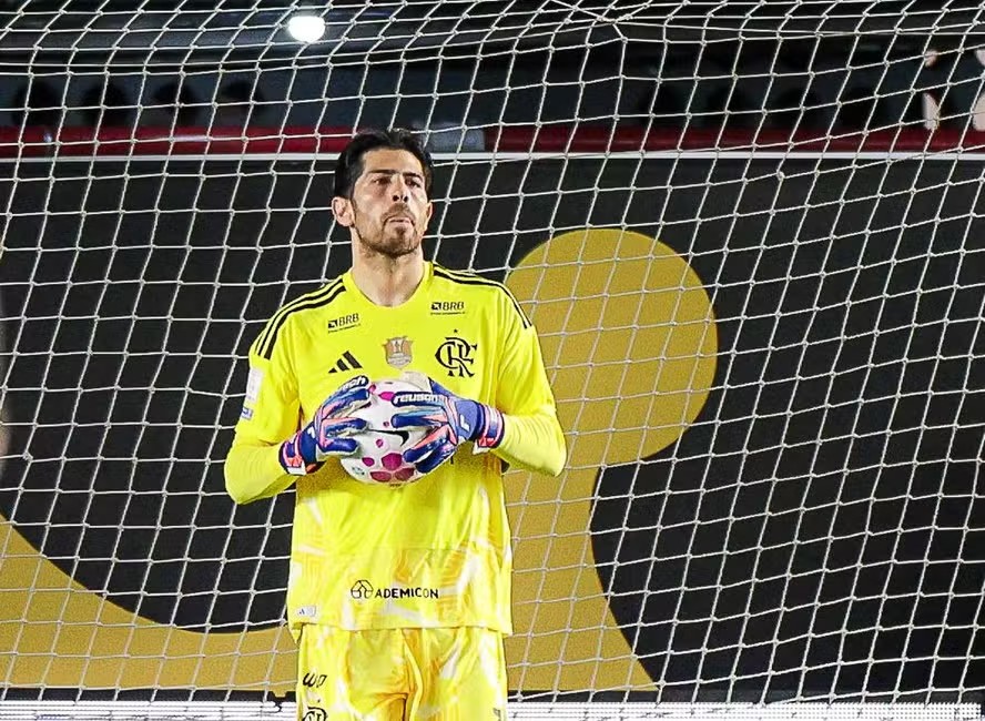 Torcedores do Flamengo não perdoam goleiro Rossi após erro contra o Santos: 'Não dá mais'