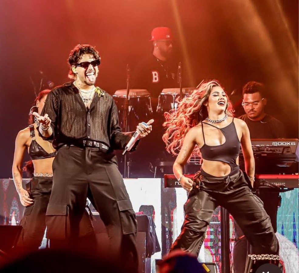 Zé Felipe e Karol Gerez durante show — Foto: Lumo/Reprodução/Instagram