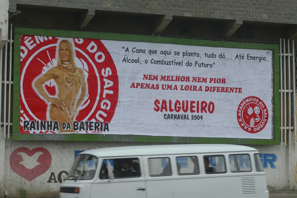 Ana Claudia Soares em outdoor na entrada da Linha Vermelha, no Rio, em 2004 — Foto: Ricardo Leon