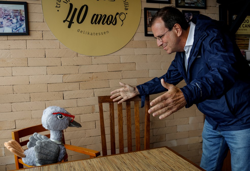 O reencontro de Eduardo Paes com Ema Jurema, agora concorrendo ao governo do estado — Foto: Gabriel de Paiva