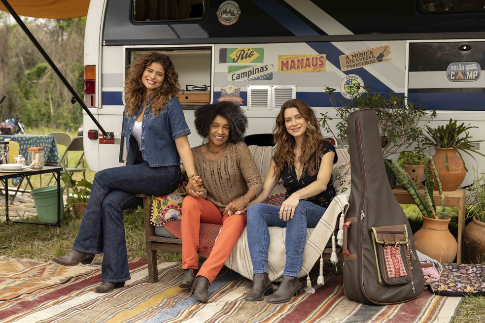 Agrado (Isadora Cruz), Zuzu (Elisa Lucinda) e Janete (Letícia Spiller) em 'Coração acelerado' — Foto: Manoella Mello/ Rede Globo/ Divulgação
