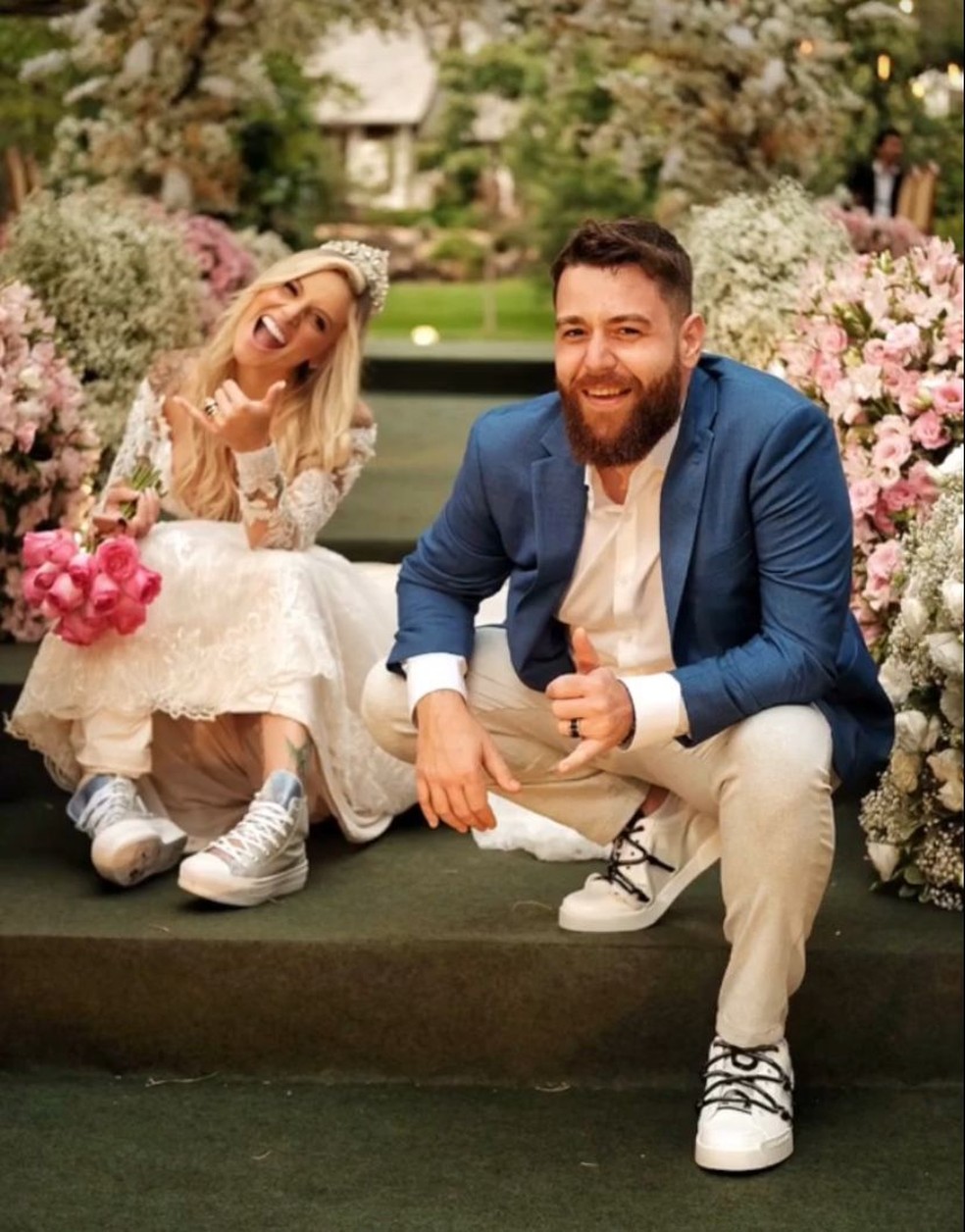 C&aacute;ssia Louren&ccedil;o e Rafael Corr&ecirc;a ainda sem a tatuagem na m&atilde;o &mdash; Foto: Foto: Est&uacute;dio AT
