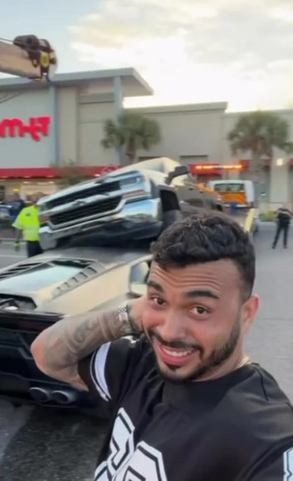 Ramon Ferrer escapou sem ferimento de acidente entre sua Lamborghini e uma picape Silverado &mdash; Foto: Reprodu&ccedil;&atilde;o/Instagram