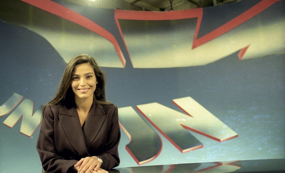 Valéria Monteiro na bancada do "Jornal Nacional" em 1992 — Foto: Ari Lago/Agência O Globo