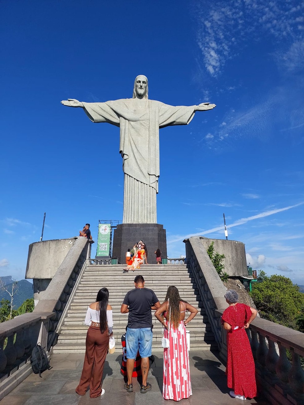 Visitantes voltam ao Cristo Redentor ap&oacute;s suspens&atilde;o da interdi&ccedil;&atilde;o nesta ter&ccedil;a-feira &mdash; Foto: Domingos Peixoto/Ag&ecirc;ncia O Globo