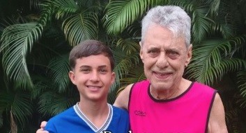 Mãe descobre que 'Seu Chico', que joga futebol com o filho adolescente, é o ídolo da MPB