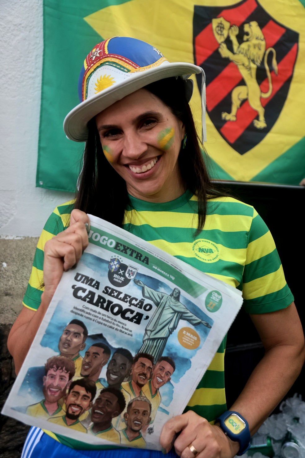 A pernambucana Janaína Monteiro, 49, adorou a tabela da Copa do Mundo do Jogo Extra no Maraca — Foto: Fabiano Rocha