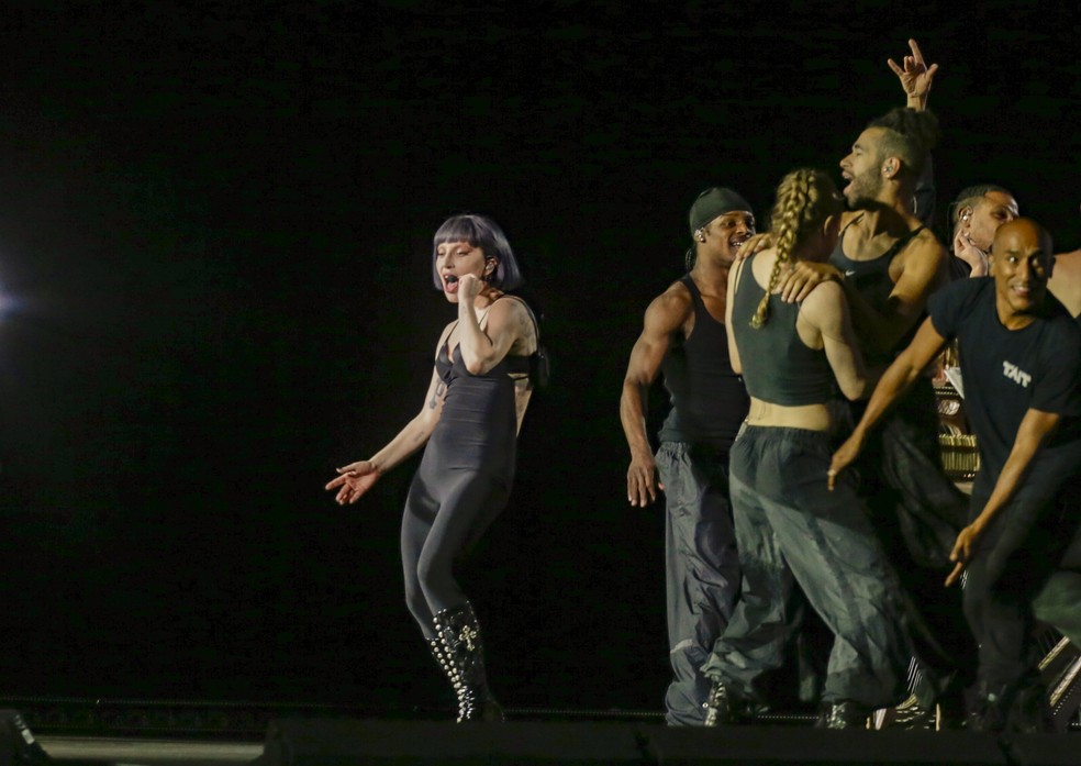 Lady Gaga ensaia no palco em Copacabana com os bailarinos — Foto: Marcelo Theobald/Agência O Globo