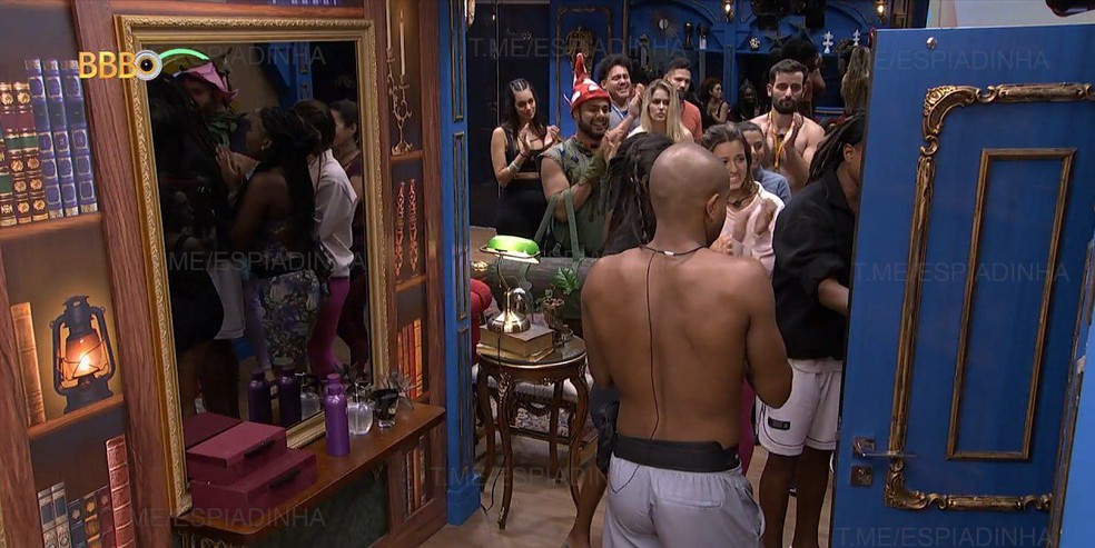 Brothers aplaudem Vanessa Lopes na sua saída do 'BBB 24' — Foto: Reprodução