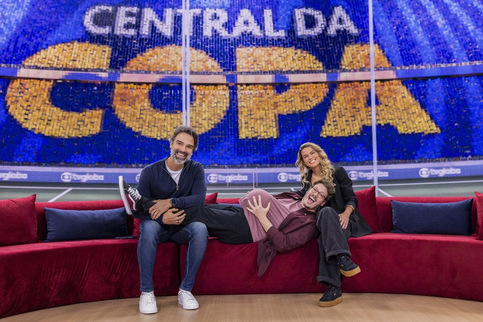 Tadeu Schmidt, Fábio Porchat e Tamires Dias são os apresentadores da "Central da Copa" — Foto: Fábio Rocha/TV Globo/Divulgação