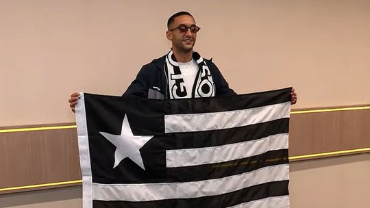 Prestes a assinar com o Botafogo, Ziyech desembarca no Rio com festa da torcida alvinegra
