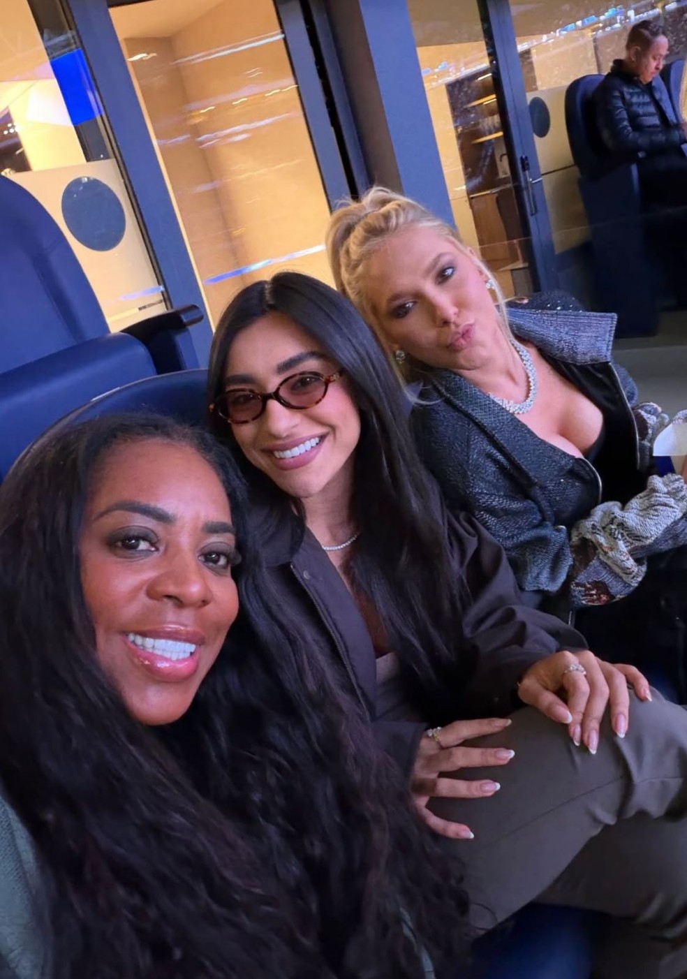 Virginia acompanha vitória do Real Madrid ao lado da mãe de Vinicius Junior — Foto: Reprodução