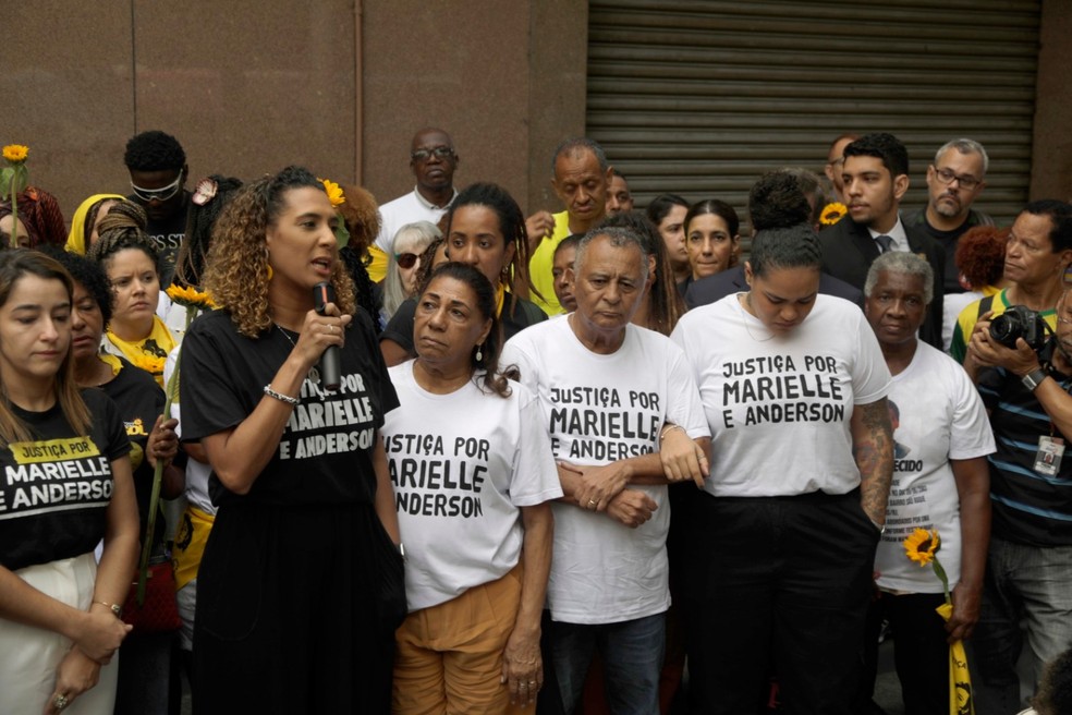 A família de Marielle Franco em frente ao Tribunal de Justiça (da esquerda para a direita): Anielle Franco (irmã), Marinete da Silva (mãe), Antônio Francisco da Silva Neto (pai) e Luyara Franco (filha) — Foto: Gabriel de Paiva/Agência O Globo