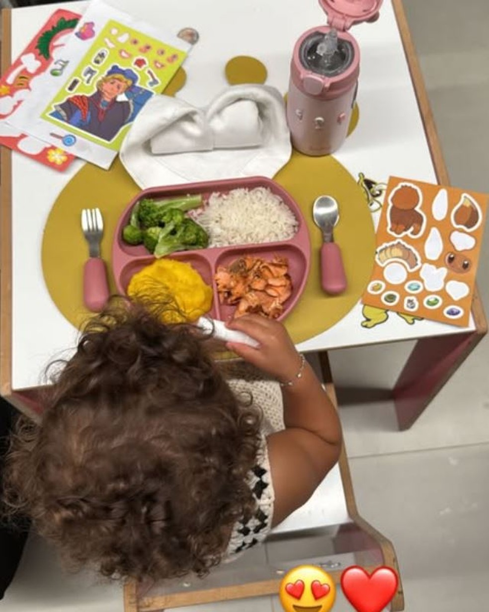 Mavie jantando na mans&atilde;o de Santos &mdash; Foto: rep/instagram
