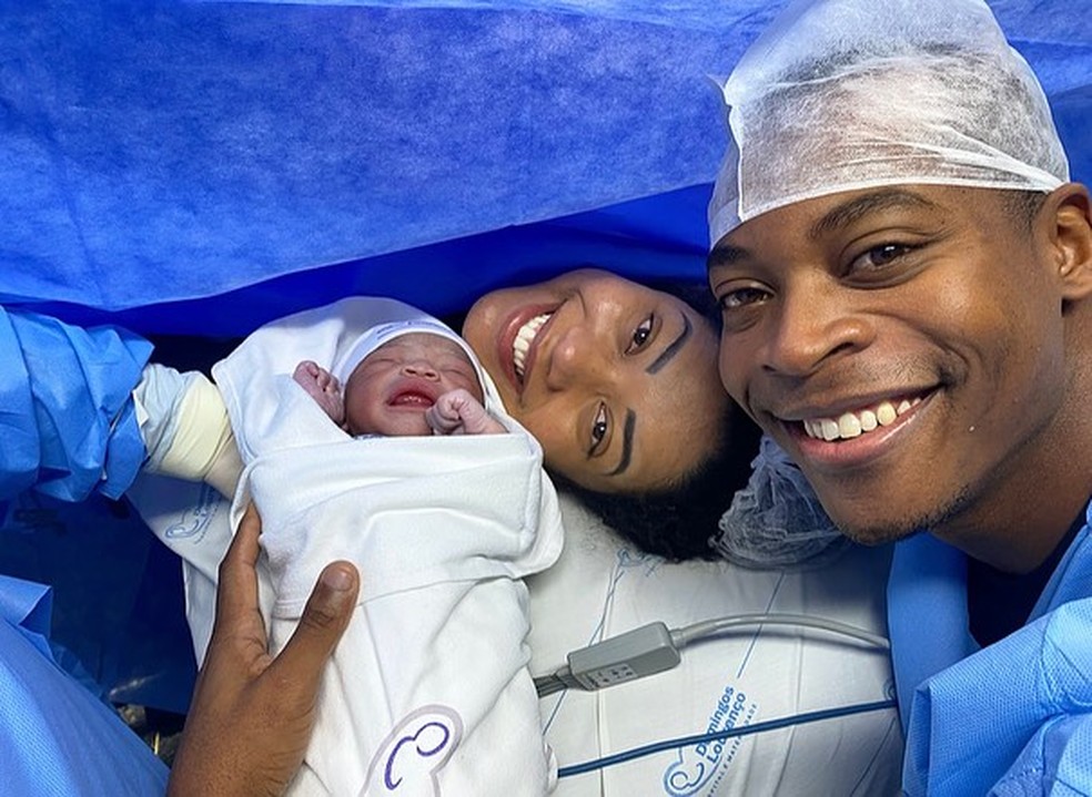 O ator William Nascimento, a mulher Ariane Oliveira e a filha do casal, Ayla &mdash; Foto: Reprodu&ccedil;&atilde;o de Instagram