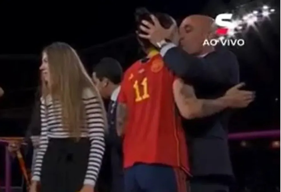 Luis Rubiales beijou à força a espanhola Jenni Hermoso — Foto: Reprodução/SporTV