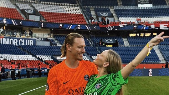 Goleiro Safonov é aclamado após título do PSG; esposa celebra: 'Meu orgulho'