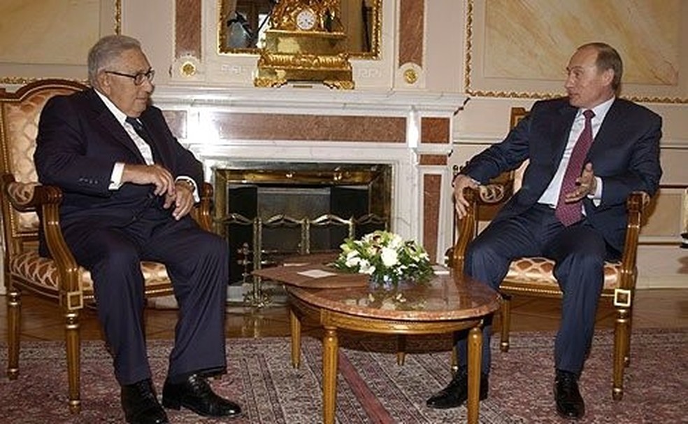 Henry Kissinger, ex-participante de sociedade e ex-secretário de estado americano, ao lado de Vladimir Putin em 2005 — Foto: Wikimedia Commons