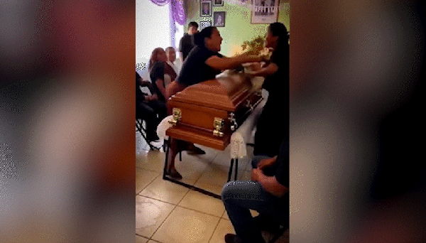 Rivais amorosas brigam sobre caixão durante velório