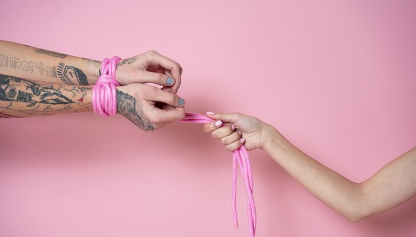 Dez brincadeiras sensuais que transformam qualquer relação (e quase ninguém tem coragem de tentar)