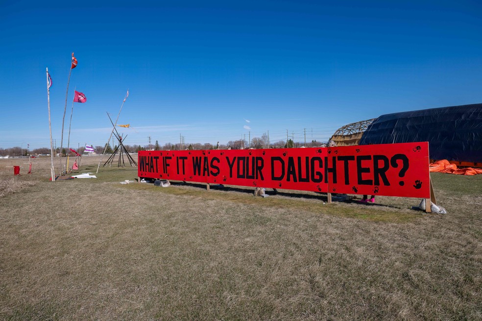 Placa de protesto na entrada de um acampamento improvisado perto do aterro sanit&aacute;rio Prairie Green em Winnipeg, Manitoba, Canad&aacute;. &mdash; Foto: Foto: Sebastien ST-JEAN / AFP