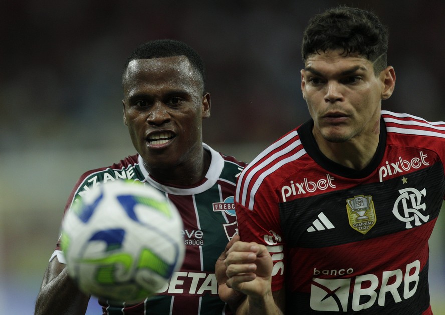 Arias e Ayrton Lucas disputam a bola no primeiro Fla-Flu pelas oitavas da Copa do Brasil 2023