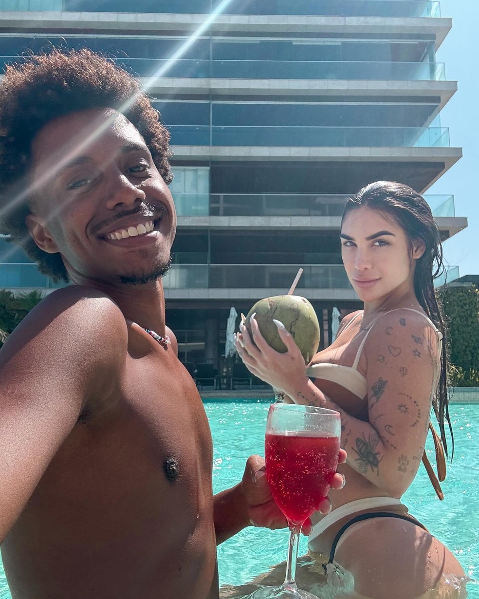 Ivana Bermanelli com um amigo em frente ao hotel onde se encontrava com Everton Cebolinha  Foto: reproduo/ instagram