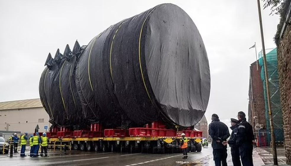 Parte de submarino nuclear é transportada por área residencial na Inglaterra e impressiona pelo gigantismo — Foto: Reprodução/BAE Systems