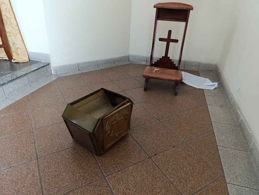 Sacrário onde hóstias consagradas estavam guardadas foi jogado no chão — Foto: Reprodução