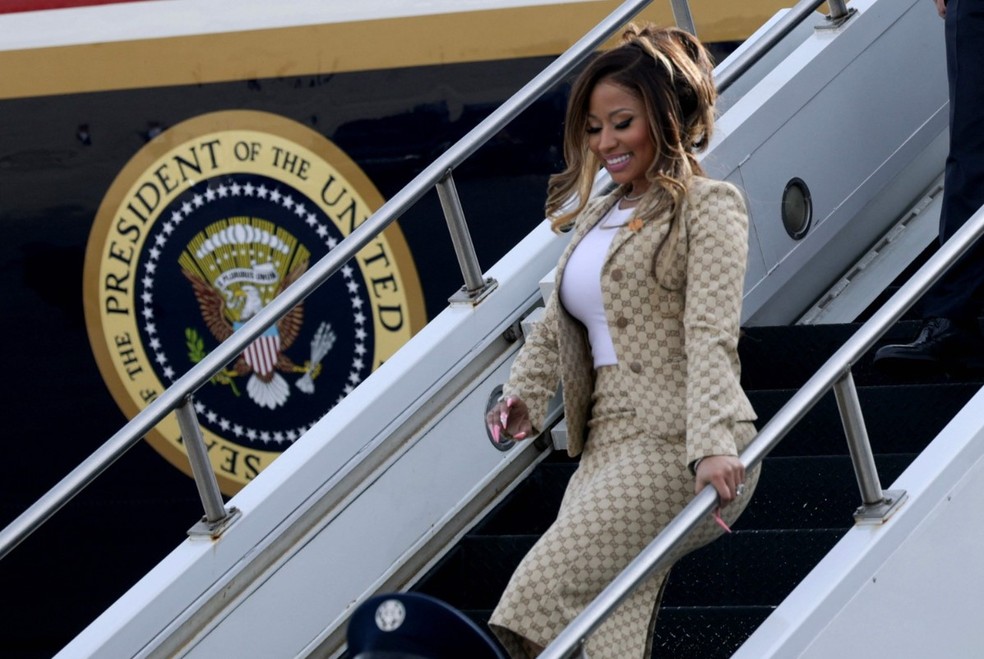 Nicki Minaj desembarca do Air Force One, o avião oficial de Trump — Foto: AFP