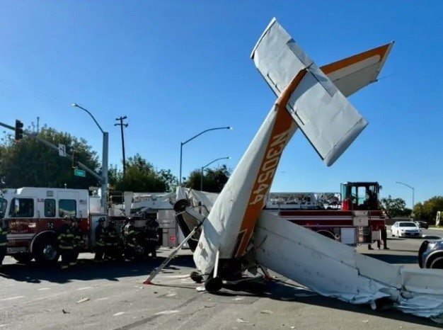 Avião cai em movimentada rodovia na Califórnia, e os três ocupantes sobrevivem