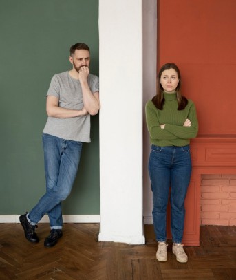 Juntos, mas cada um na sua casa: morar separado preserva o desejo? - QTU Questões do Universo