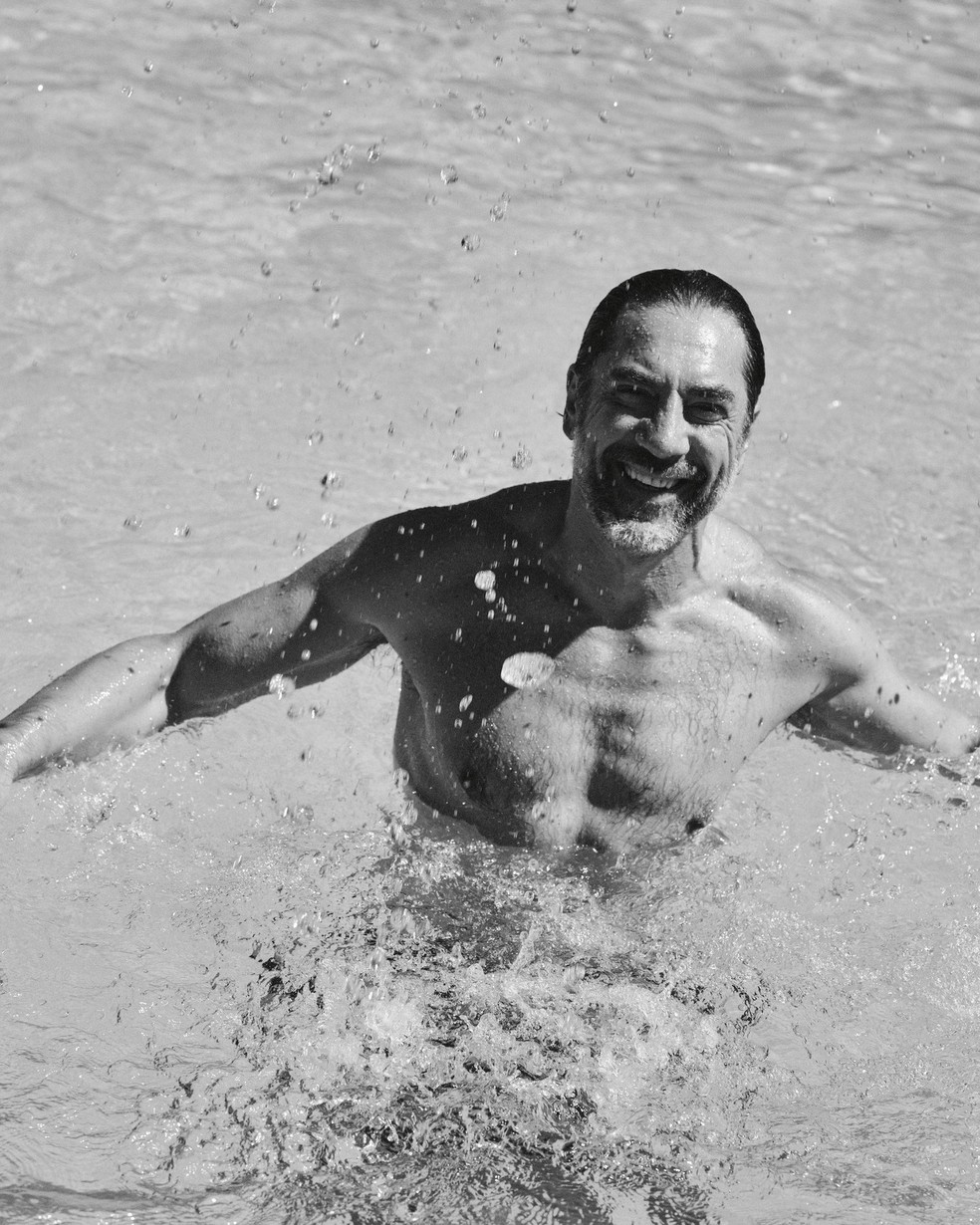 Javier Bardem é fotografado por Penélope Cruz — Foto: Gentleman’s Journal/ reprodução/ instagram