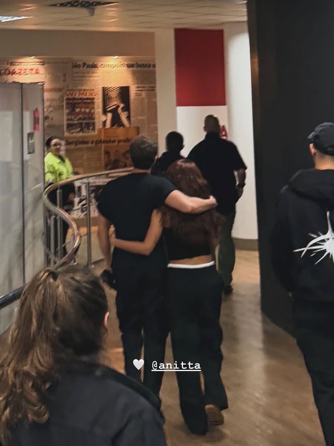 Anitta surge abraçada a homem em bastidor do show de Weekend e fãs especulam reconciliação