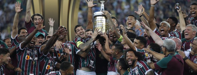 Copa Libertadores 2023 - Jogo da final entre Boca Juniors x Fluminense no Maracanã. Jogadores levantam a taça. — Foto: Alexandre Cassiano / Agência O Globo